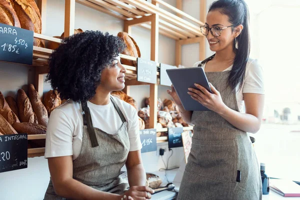 Prise Vue Femmes Propriétaires Couple Boulangerie Travaillant Tout Analysant Rapport — Photo