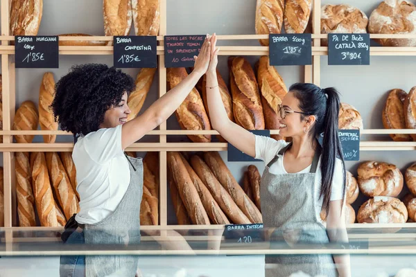 Prise Vue Femmes Propriétaires Couple Boulangerie Travaillant Tout Célébrant Par — Photo
