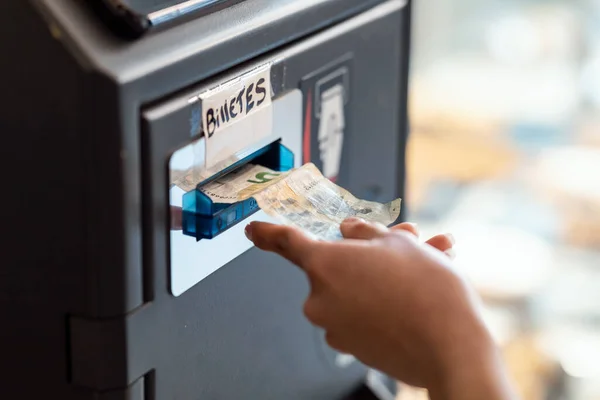 Fechar Mão Mulher Inserindo Dinheiro Máquina Pagar Uma Pastelaria — Fotografia de Stock