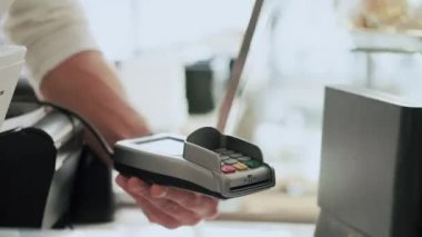 Müşterinin kredi kartını kullanarak lokantadaki elektronik okuyucuya ödeme yaptığı video..
