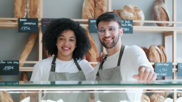 Vidéo Deux Jeunes Propriétaires Vendant Pâtisserie Fraîche Des Pains Dans — Video