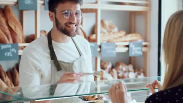 Video Usmívajícího Muže Prodejce Dává Čerstvé Čokoládové Croissanty Veselou Ženu — Stock video