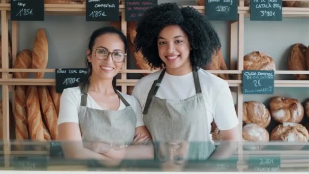 Video Van Twee Vrouwelijke Eigenaren Die Vers Gebak Brood Verkopen — Stockvideo