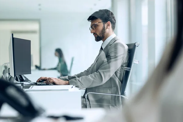 Tiro Belo Jovem Empreendedor Que Trabalha Com Computador Enquanto Alguns — Fotografia de Stock