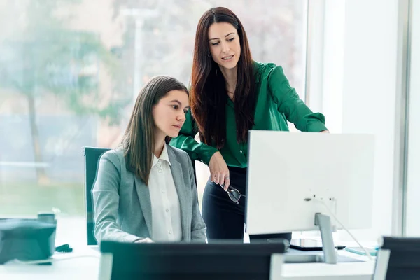 Tiro Duas Mulheres Negócios Que Trabalham Conjunto Com Computador Enquanto — Fotografia de Stock