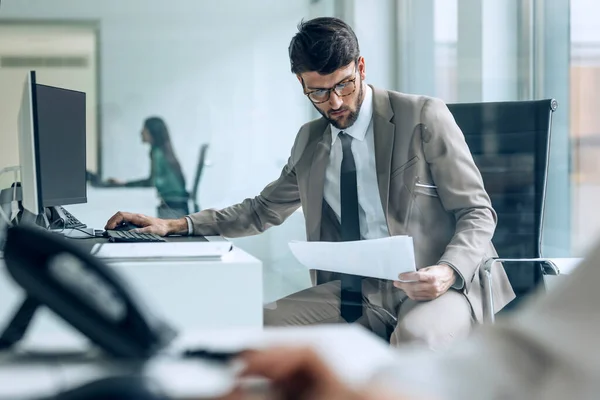 Tiro Belo Jovem Empreendedor Que Trabalha Com Computador Enquanto Alguns — Fotografia de Stock