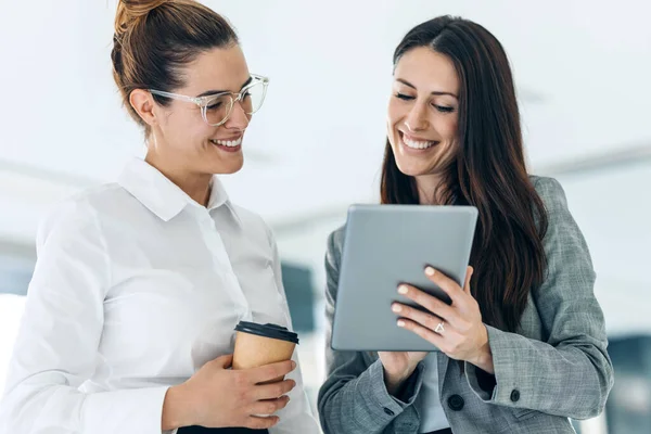 Shot Two Attractive Young Business Women Working Digital Tablet Μιλώντας — Φωτογραφία Αρχείου