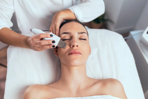 Strzał Kosmetologa Czyniącego Ultradźwiękowe Czyszczenie Odmładzanie Twarzy Pięknej Kobiecie Centrum — Zdjęcie stockowe
