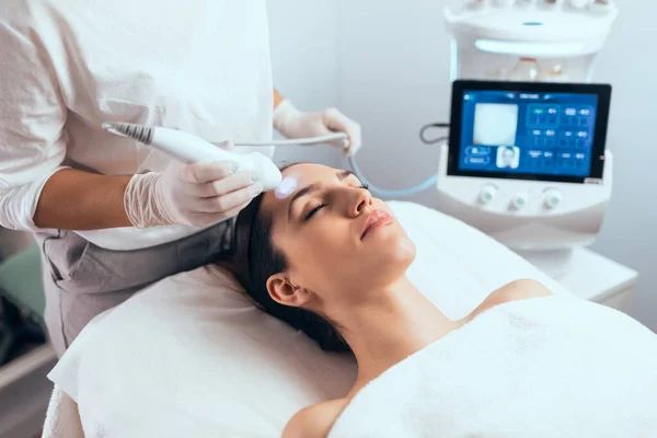 Snímek Kosmetolog Dělat Ultrazvukové Čištění Omlazení Tvář Krásné Ženě Lázeňském — Stock fotografie