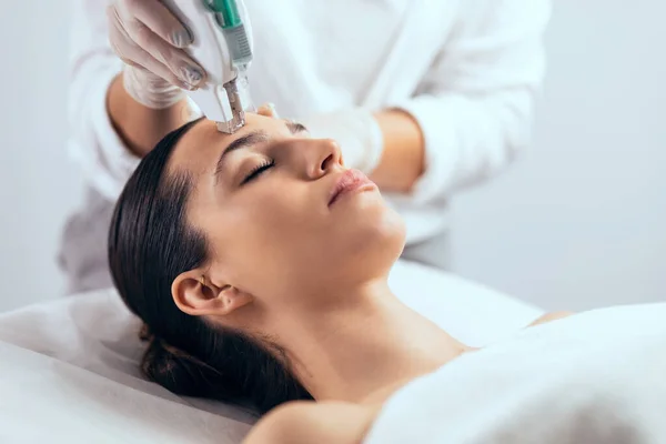 Tiros Cosmetologista Fazendo Limpeza Ultra Sônica Rejuvenescimento Rosto Para Mulher — Fotografia de Stock
