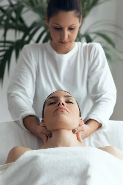 Strzał Kosmetologa Robiącego Masaż Relaksacyjny Pięknej Kobiecie Leżącej Noszach Centrum — Zdjęcie stockowe