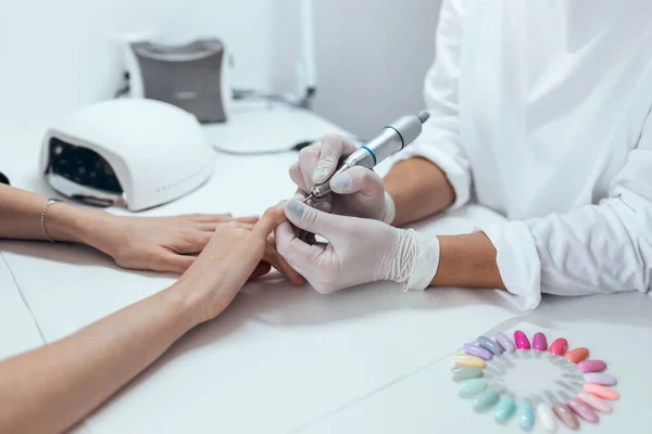 Primer Plano Joven Haciendo Manicura Permanente Salón Concepto Belleza — Foto de Stock