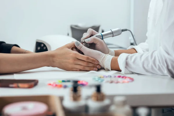 Primer Plano Joven Haciendo Manicura Permanente Salón Concepto Belleza — Foto de Stock