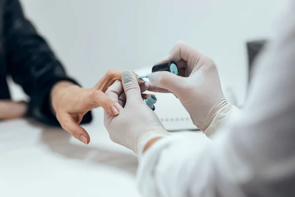 Primer Plano Joven Haciendo Manicura Permanente Salón Concepto Belleza — Foto de Stock