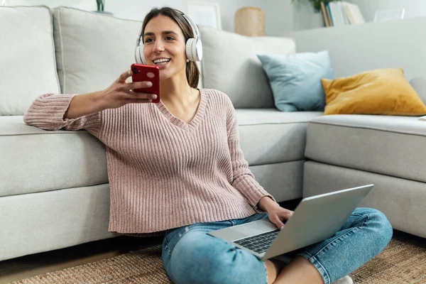 Sköt Söt Ung Kvinna Skicka Röstmeddelande Med Sin Mobiltelefon Medan — Stockfoto