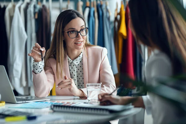 Foto Dos Diseñadores Moda Que Trabajan Con Ordenador Portátil Decidir — Foto de Stock