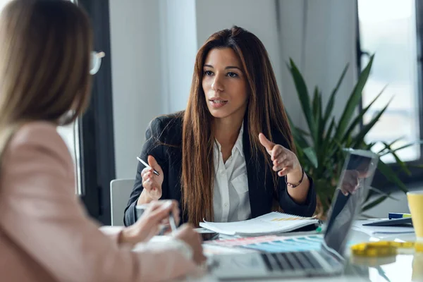 Aufnahme Von Zwei Modedesignern Die Mit Laptop Arbeiten Und Details — Stockfoto