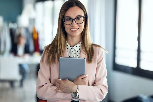 Retrato Una Joven Empresaria Inteligente Mirando Cámara Mientras Sostiene Tableta — Foto de Stock