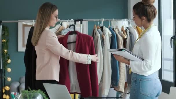 Moda Tasarımcısının Çalıştığı Dikiş Atölyesindeki Yeni Kıyafet Koleksiyonunun Detaylarına Karar — Stok video