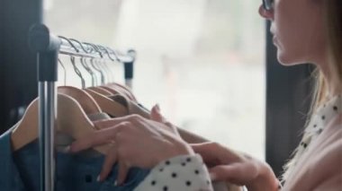 İki moda tasarımcısının çalıştığı ve dikiş atölyesindeki yeni kıyafet koleksiyonunun detaylarına karar verdikleri video..