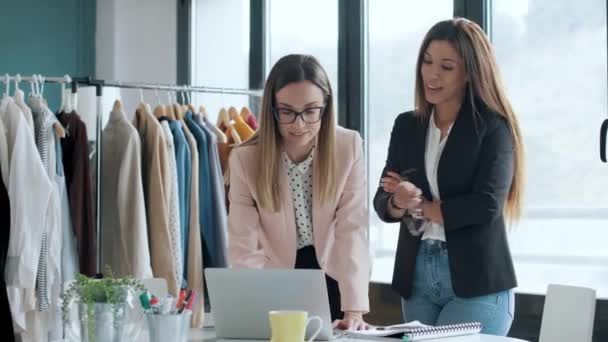 Video Dos Diseñadores Moda Trabajando Con Ordenador Portátil Decidiendo Los — Vídeo de stock