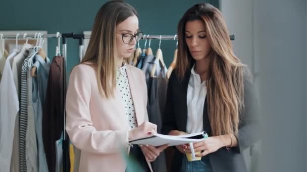 Video Due Stilisti Che Lavorano Con Computer Portatile Decidono Dettagli — Video Stock