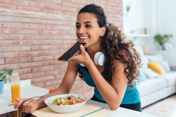 Tiro Bela Mulher Esportiva Comendo Uma Tigela Salada Enviar Mensagem — Fotografia de Stock