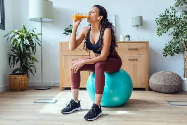 Shot Sporty Young Woman Drinking Detox Juice While Doing Exercise — Stock Photo, Image