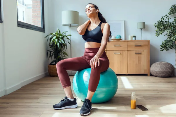 Shot Van Vermoeide Jonge Sportieve Vrouw Lijden Nek Pijn Tijdens — Stockfoto