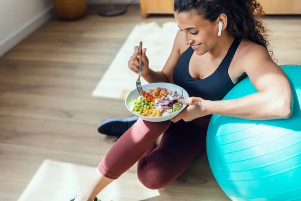 Colpo Giovane Donna Sportiva Che Mangia Sano Mentre Ascolta Musica — Foto Stock