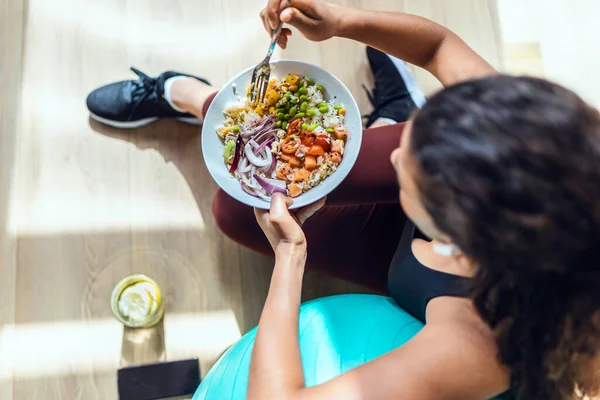 Aufnahme Einer Sportlichen Jungen Frau Die Sich Gesund Ernährt Während — Stockfoto