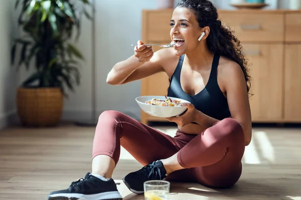 Shot Sporty Young Woman Eating Healthy While Listening Music Sitting — Stock Photo, Image