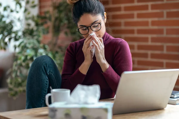 Skott Sjukdom Kvinna Nyser Vävnad Medan Arbetar Med Laptop Sitter — Stockfoto