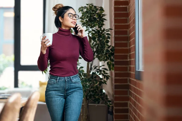 Tiro Mulher Negócios Inteligente Usando Telefone Celular Enquanto Bebe Uma — Fotografia de Stock