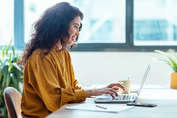 Shot Concentrated Beautiful Business Woman Working Laptop While Drinking Coffee — Stockfoto