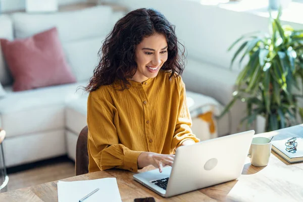 Tourné Concentré Belle Femme Affaires Travaillant Avec Ordinateur Portable Tout — Photo