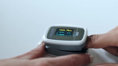 Kalp ve kan basıncını ölçen güzel bir kadın doktorun tıbbi konsültasyonda hastayla ilgilenirken videosu..