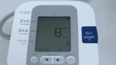 Kalp ve kan basıncını ölçen güzel bir kadın doktorun tıbbi konsültasyonda hastayla ilgilenirken videosu..