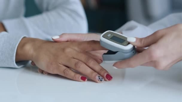 아름다운 여의사가 실에서 환자를 간호하면서 혈압을 측정하는 모습이 비디오 — 비디오