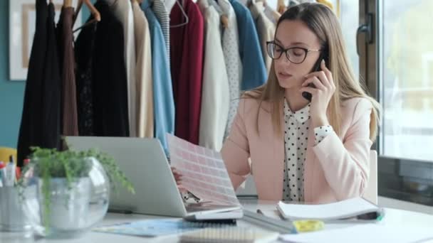 Video Diseñadores Moda Concentrados Trabajando Hablando Con Smartphone Decidiendo Paleta — Vídeo de stock