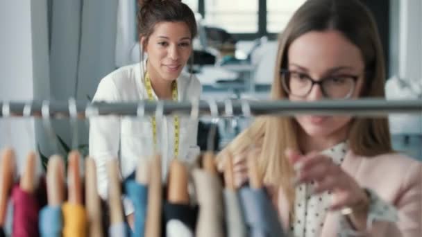 两名时装设计师在缝纫车间工作并决定新服装系列细节的视频 — 图库视频影像