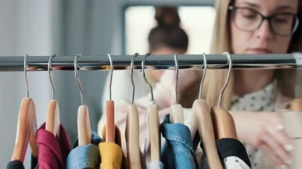 两名时装设计师在缝纫车间工作并决定新服装系列细节的视频 — 图库视频影像