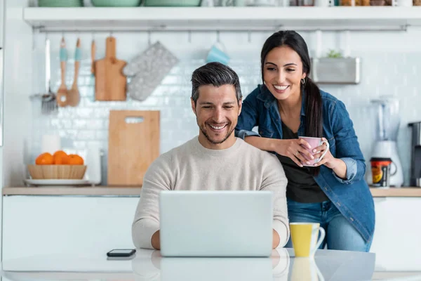 Aufnahme Von Schönen Schönen Paar Mit Ihrem Laptop Beim Frühstück — Stockfoto