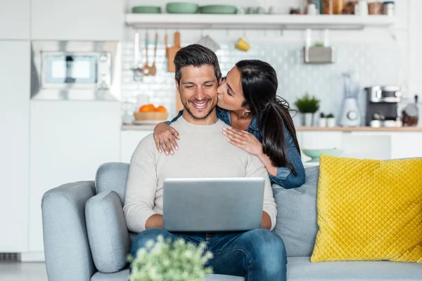 Aufnahme Eines Glücklichen Schönen Paares Das Mit Seinem Laptop Auf — Stockfoto