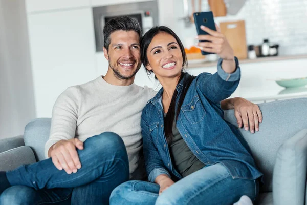 Tiro Feliz Jovem Casal Fazendo Uma Chamada Vídeo Com Telefone — Fotografia de Stock