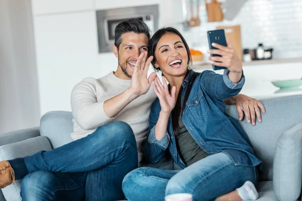 Prise Vue Jeune Couple Heureux Faisant Appel Vidéo Avec Téléphone — Photo