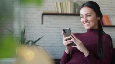 İş kadınının evde çalışırken ve kahve içerken cep telefonuyla mesaj gönderdiği video..