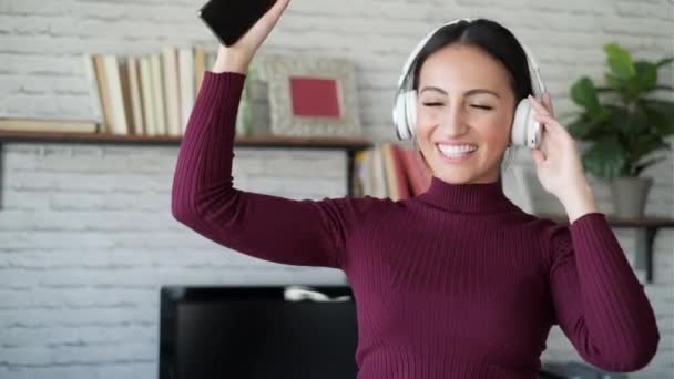 Vídeo Uma Jovem Bonita Ouvindo Música Com Telefone Celular Enquanto — Vídeo de Stock