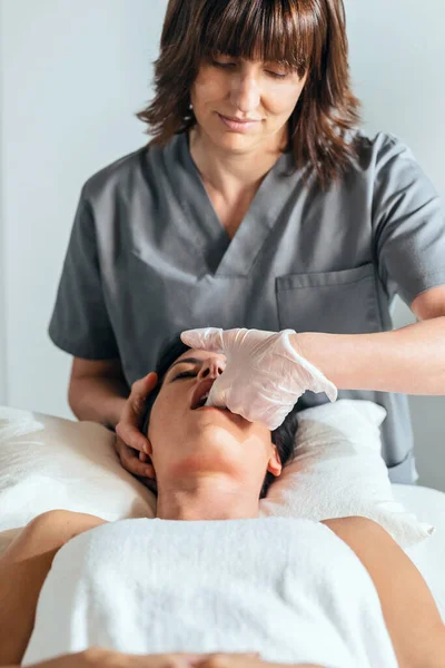 Inyección Fisioterapeuta Joven Haciendo Tratamiento Cuello Cara Mientras Tiene Curación — Foto de Stock