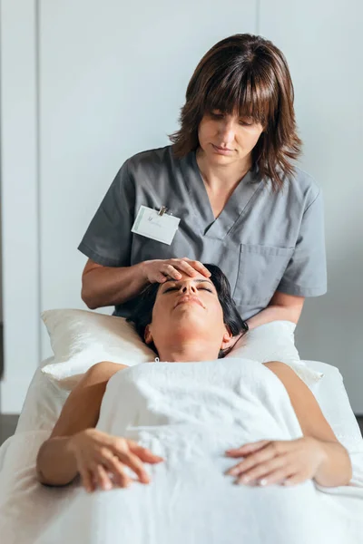 Výstřel Mladého Fyzioterapeuta Při Léčbě Krku Obličeje Zatímco Reiki Hojí — Stock fotografie